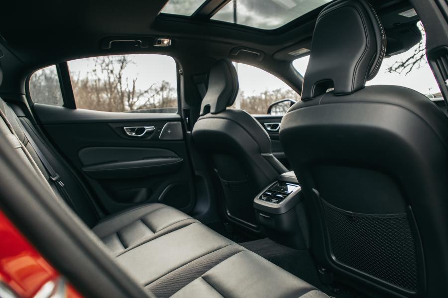 Интерьер Volvo S60 T6 R-Design 2018 года  (NA) (фото 32 из 40)